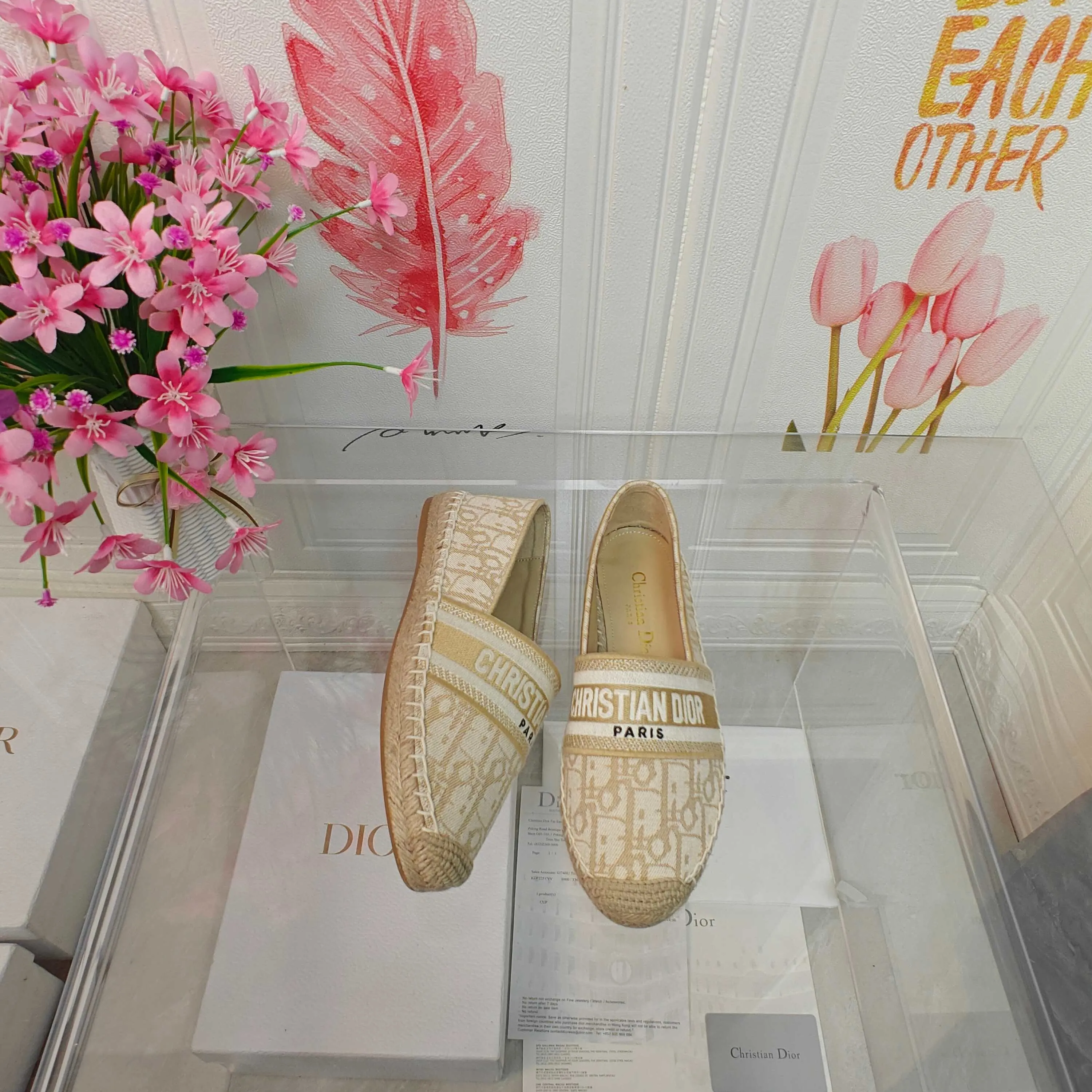 👟👟Ex-factory price 440👟👟 Top quality Dior Granville espadrille embroidery Upper: embroidered with "CHRISTIANDIOR" Craftsmanship: Purely hand-sewn hemp rope outsole Lining: Imported soft and breathable sheep lining with padded feet Code number: 35-40 (customized at 34.41.42) Outsole: Exclusive molded rubber outsole decorated with lucky star symbol